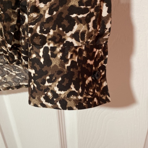 Westbound petite small animal print blouse.   Mint condition. - Picture 4 of 6